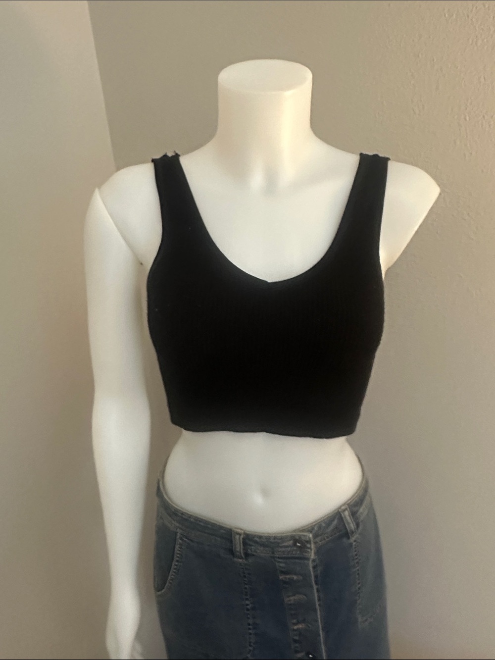 Black Ribbed V-Neck Cropped Tank Top - Women